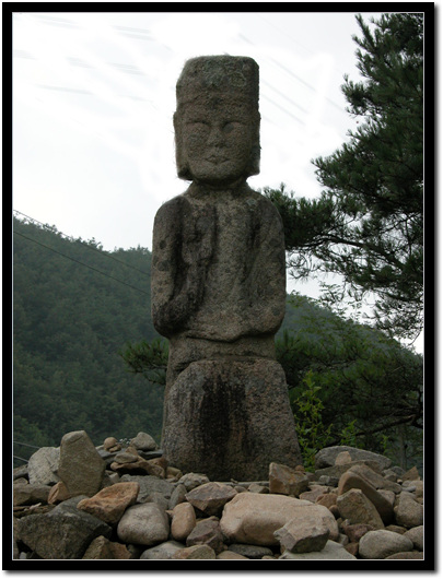 서산마애삼존불과 보원사지로 들어가는 마을 입구의 미륵불상 